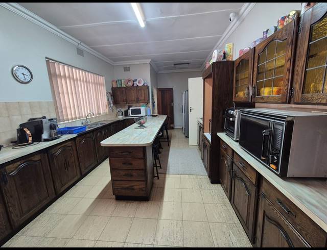 6 BEDROOM HOUSE FOR SALE IN THREE RIVERS